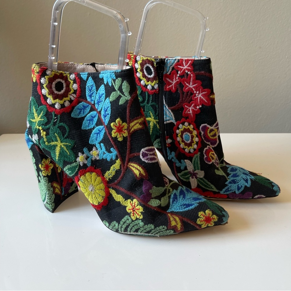 STUART WEITZMAN Floral Embroidered boots size 7 - Picture 11 of 11